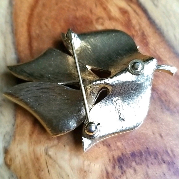 Vintage Signed MONET Brushed Goldtone Leaf Brooch - Picture 13 of 15